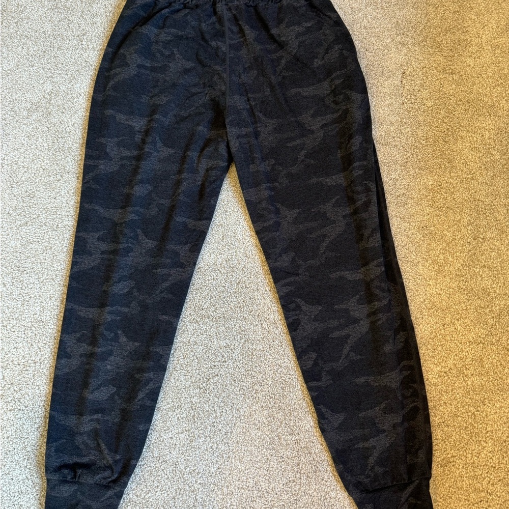 Vuori Women’s Performance Jogger size small